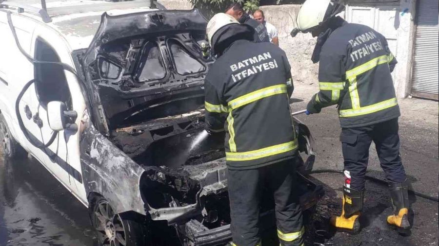 Bakkala gitti, aracını yanarken buldu