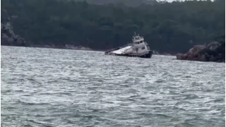 Bal�kesir'de f�rt�na nedeniyle 25 metrelik feribot karaya oturdu