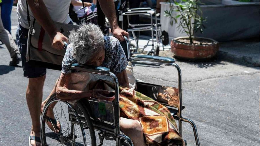 Bal�kl� Rum Hastanesi'nde ��kan yang�nda ya�l� hastalar tahliye edildi