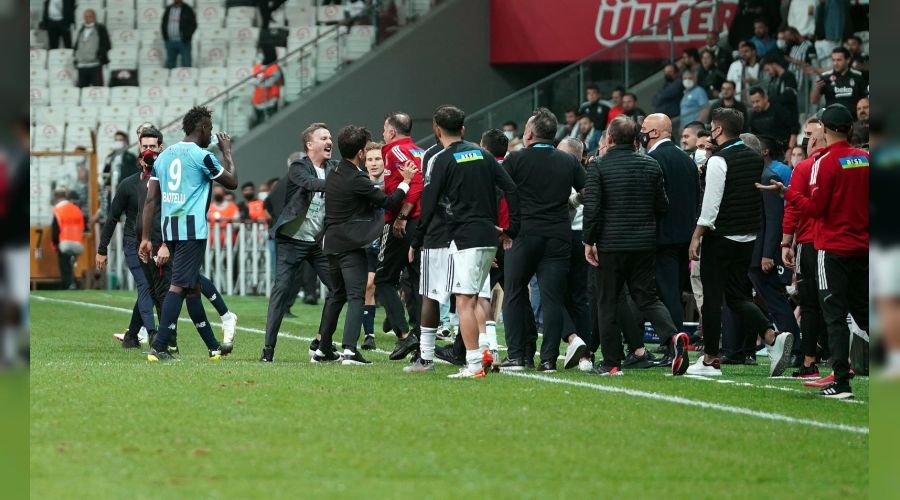 Balotelli'nin Be�ikta� yedek kul�besine hareketi ortal��� kar��t�rd�