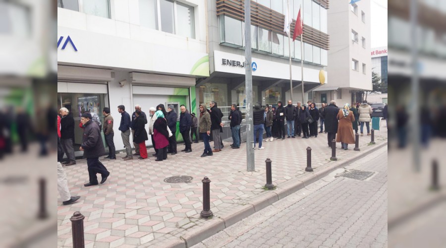 Banka önlerinde koronavirüs kuyruğu