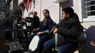 Bar�� Man�o, annesiyle bir d�nem ya�ad��� evin �n�nde an�ld�