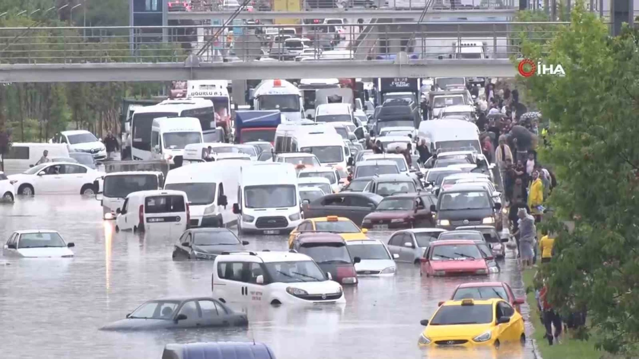 Ba�kenti sa�anak ya��� vurdu, ara�lar suya g�m�ld�