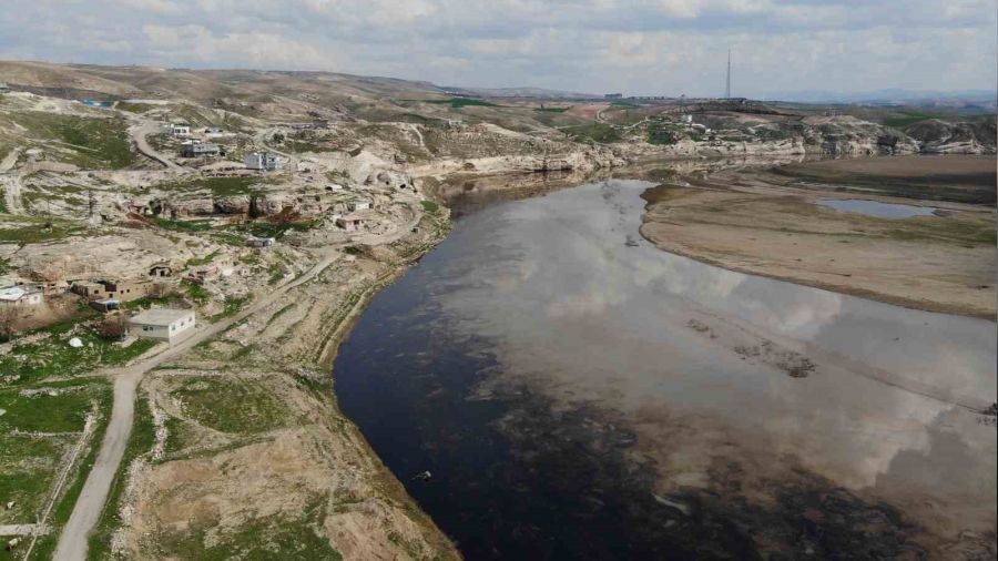 Batman Çayı ve Dicle Nehri'ne sızan ham petrol görüntülendi