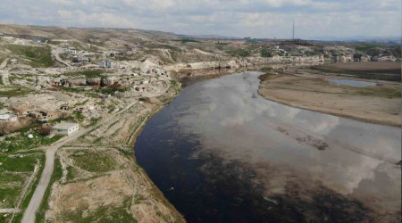 Batman Çayı ve Dicle Nehri'ne sızan ham petrol görüntülendi