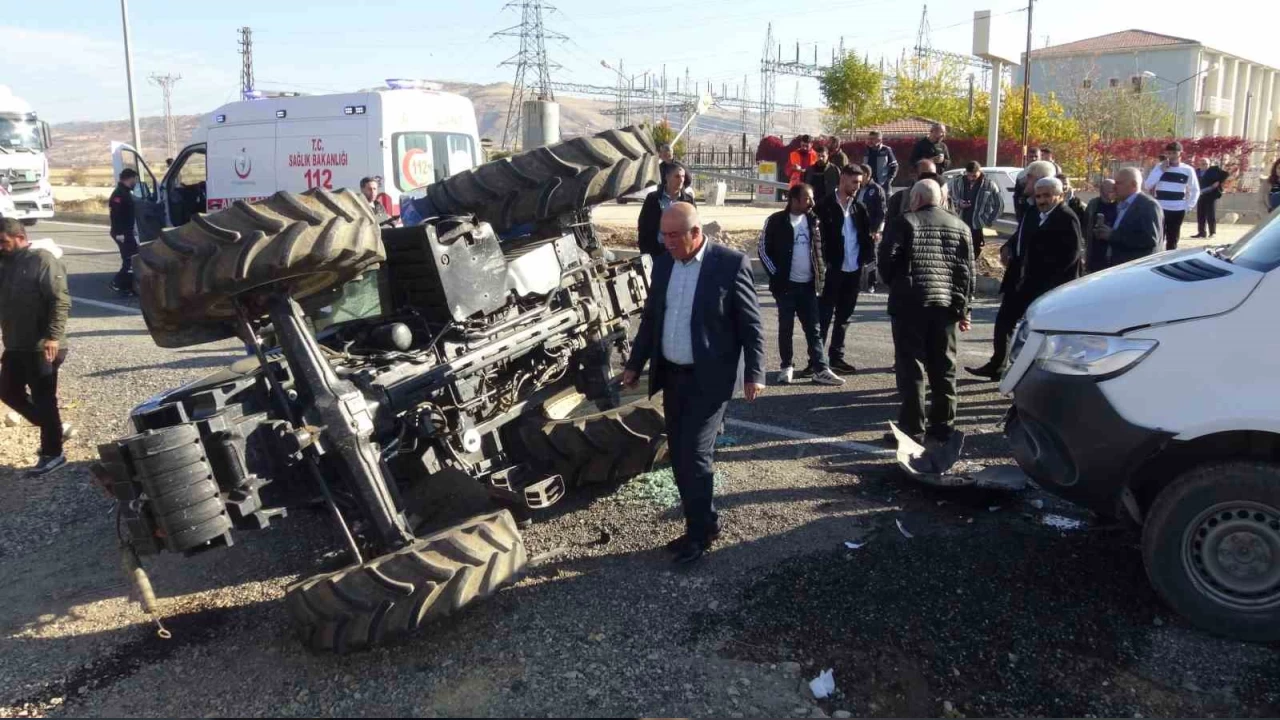 Batman'da minib�s ile trakt�r �arp��t�: 2'si a��r 5 yaral�