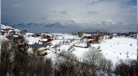 Bayburt'un yüksek kesimlerine kar yağdı