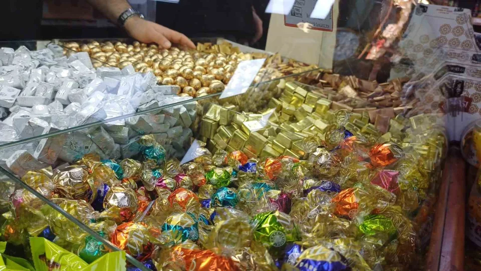 Bayraml�k �ikolata ve �ekerler tezgahlarda