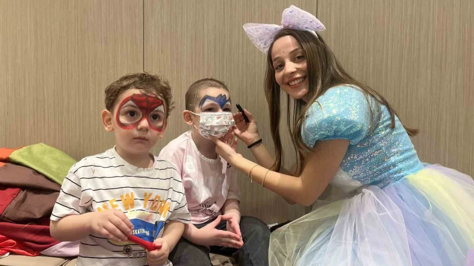 Bebeklikte kansere yakalanan minik kahramanlar�n umut veren zaferi