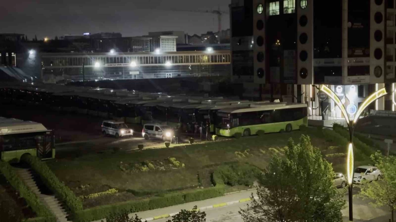Belediyeye ait otobüsü çalmaya çalıştılar