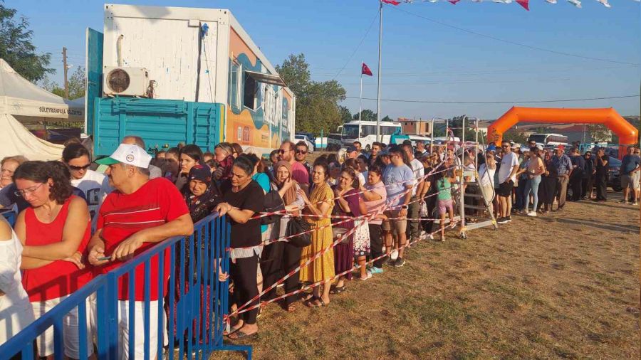 Beleş olunca kimse sıcağa aldırmadı