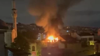 Beyoğlu'nda gece yarısı korkutan yangın