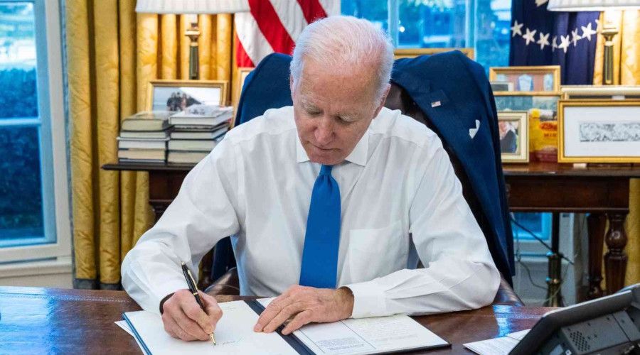 Biden, Rusya'nn tand Donetsk ve Luhansk'la ticareti yasaklayan kararnameyi imzalad
