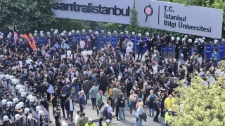 Bilgi Üniversitesi'ndeki protestolara biber gazlı müdahale: Kampüs boşaltıldı, yaralılar var İstanbul Bilgi Üniversitesi'ndeki protestolar üçüncü gününe girdi