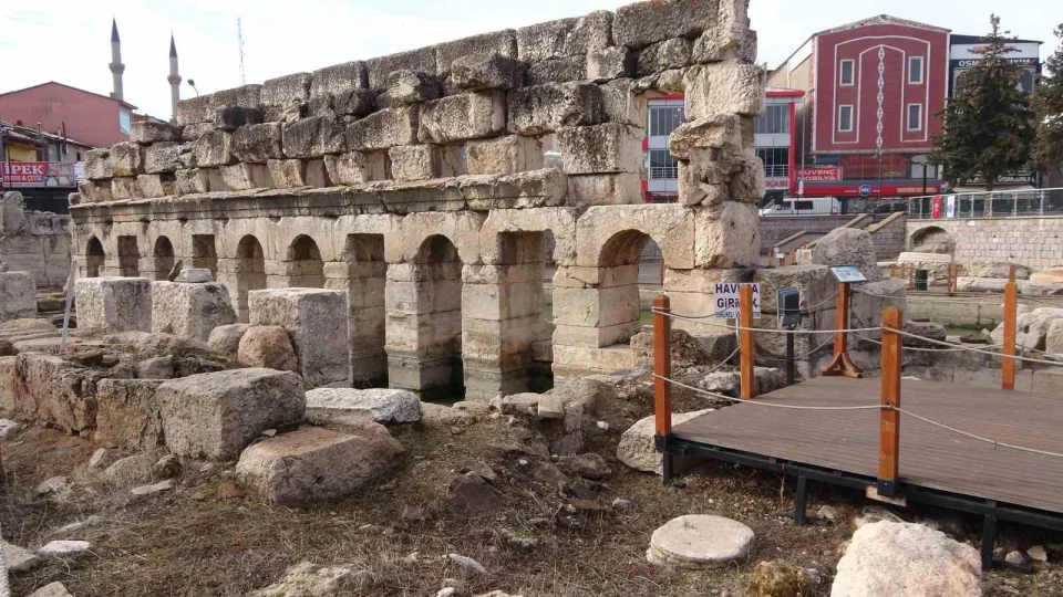 Binlerce y�ll�k Roma Hamam�, ziyaret�ilerini a��rlamaya devam ediyor