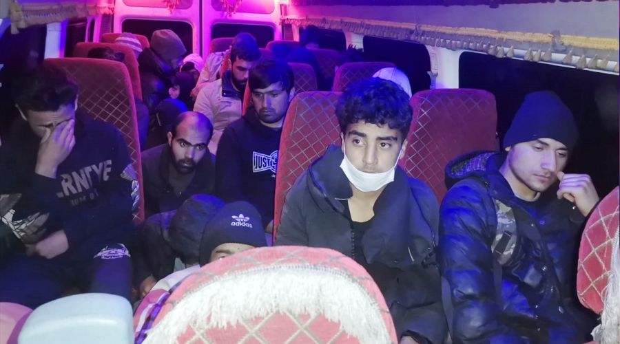 Bitlis'te 64 d�zensiz g��men ile 6 organizat�r yakaland�