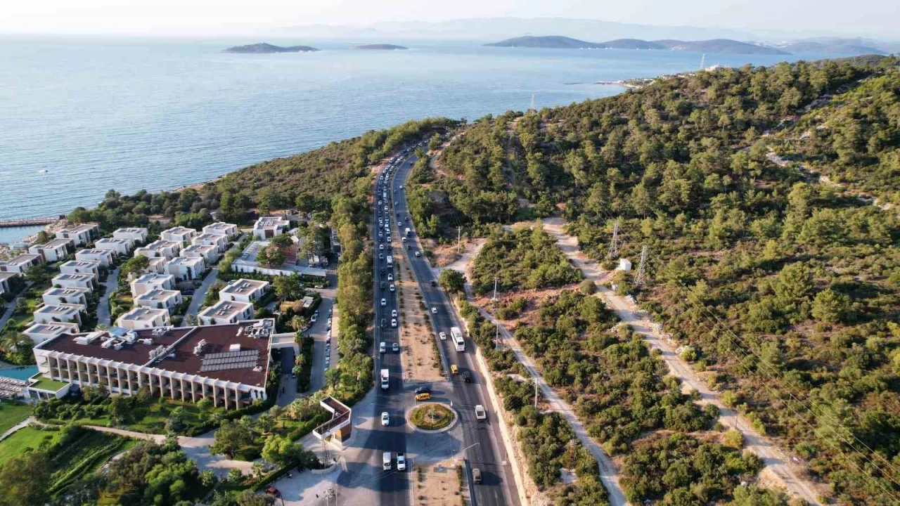Bodrum'a 24 saatte giriş yapan 20 bin araç trafiği kilitledi