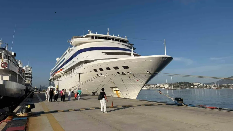 Bodrum'a �� kruvaziyer gemisiyle 650 turist geldi