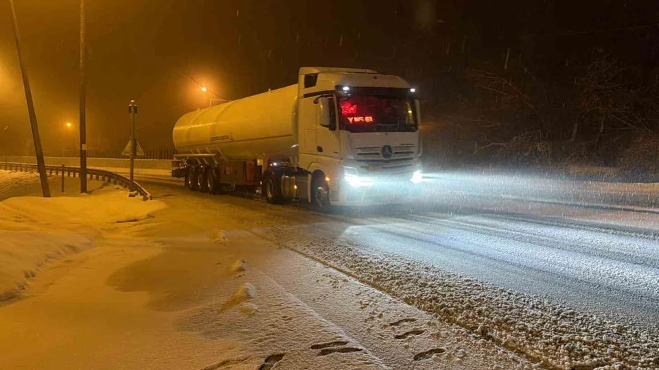 Bolu Da��'nda yo�un kar ya����: Karla m�cadele s�r�yor