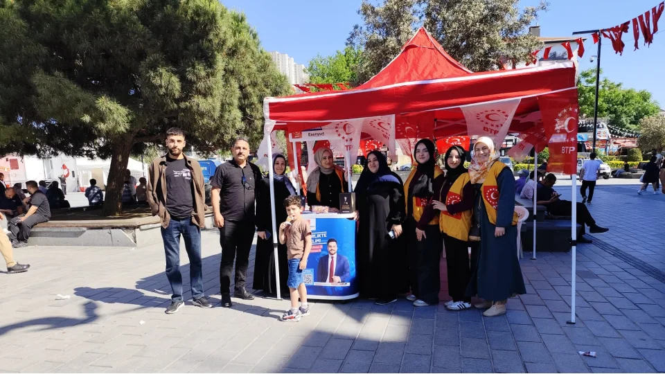 BTP Esenyurt �l�e Ba�kanl��� meydanda stant a�t�: Gen�lerin ve vatanda�lar�n ilgisi yo�undu