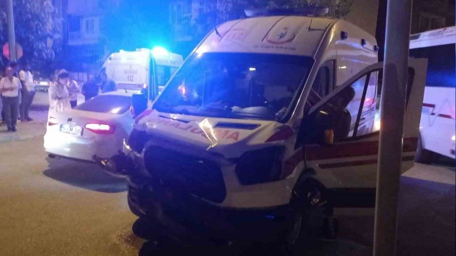 Burdur'da ambulans ile otomobil arpt: 4 yaral