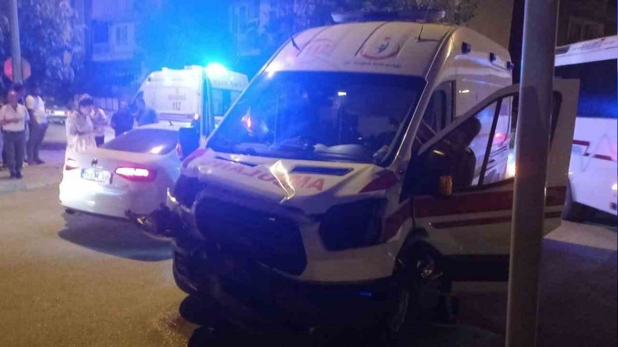 Burdur'da ambulans ile otomobil çarpıştı: 4 yaralı