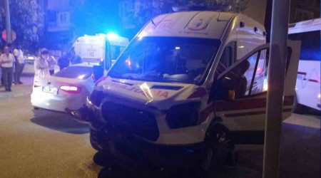 Burdur'da ambulans ile otomobil arpt: 4 yaral