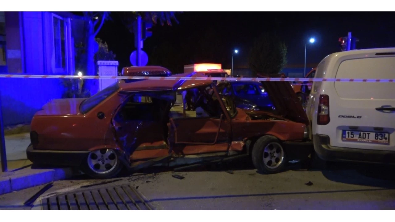 Burdur'da feci kaza: 1 �l� 4 yaral�