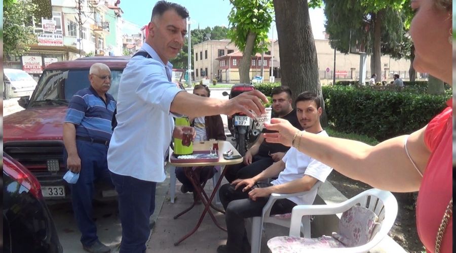 Burdurlu esnaftan yerli turistlere çay jesti