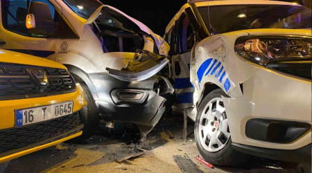 Bursa'da 3 araç çarpıştı, 3'ü polis 6 yaralı