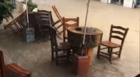 Bursa'da şiddetli yağmurda tarihi mahalleyi sel bastı