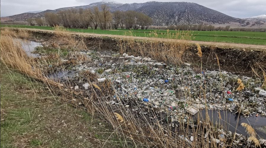 Büyük Menderes Nehri'ndeki çöp birikintileri görenlerin içini sızlattı