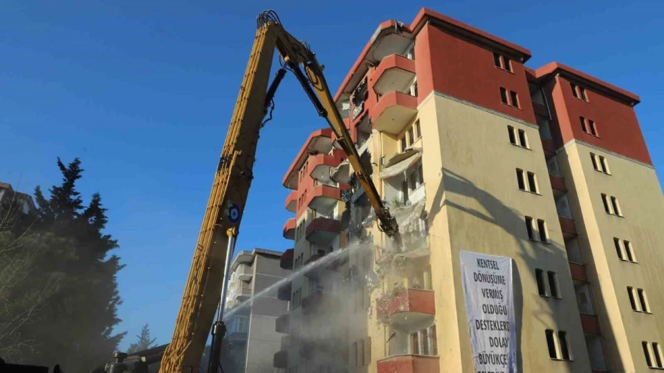 B�y�k�ekmece'de riskli bir site daha y�k�ld�