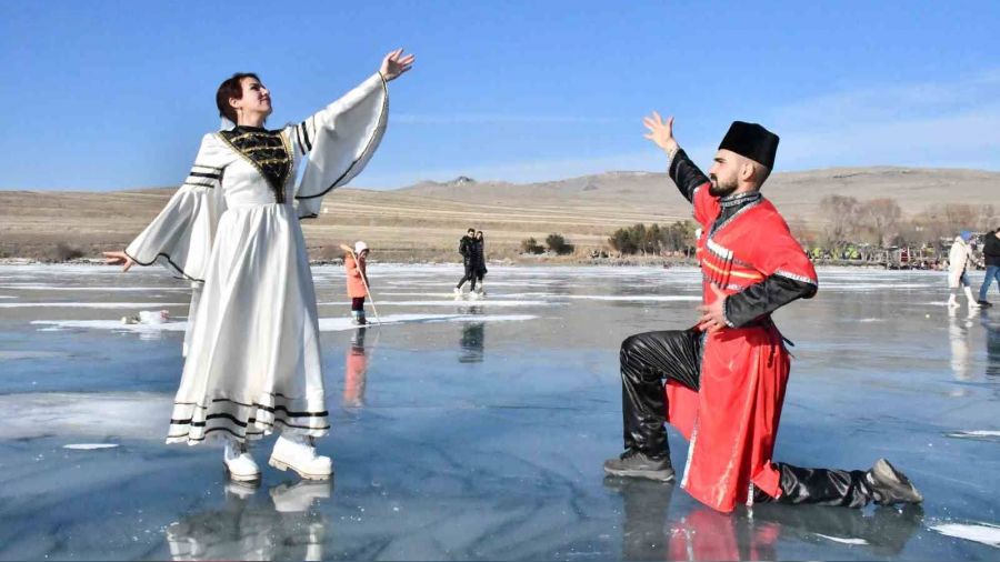Buzla kaplı Çıldır Gölü'nde Kafkas gösterisi