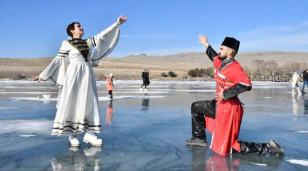 Buzla kaplı Çıldır Gölü'nde Kafkas gösterisi