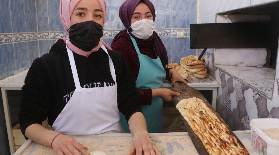 Çalıştıracak personel bulamadı, kızları mesai arkadaşı oldu