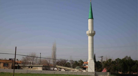 Cami yıkıldı, minaresi ayakta kaldı
