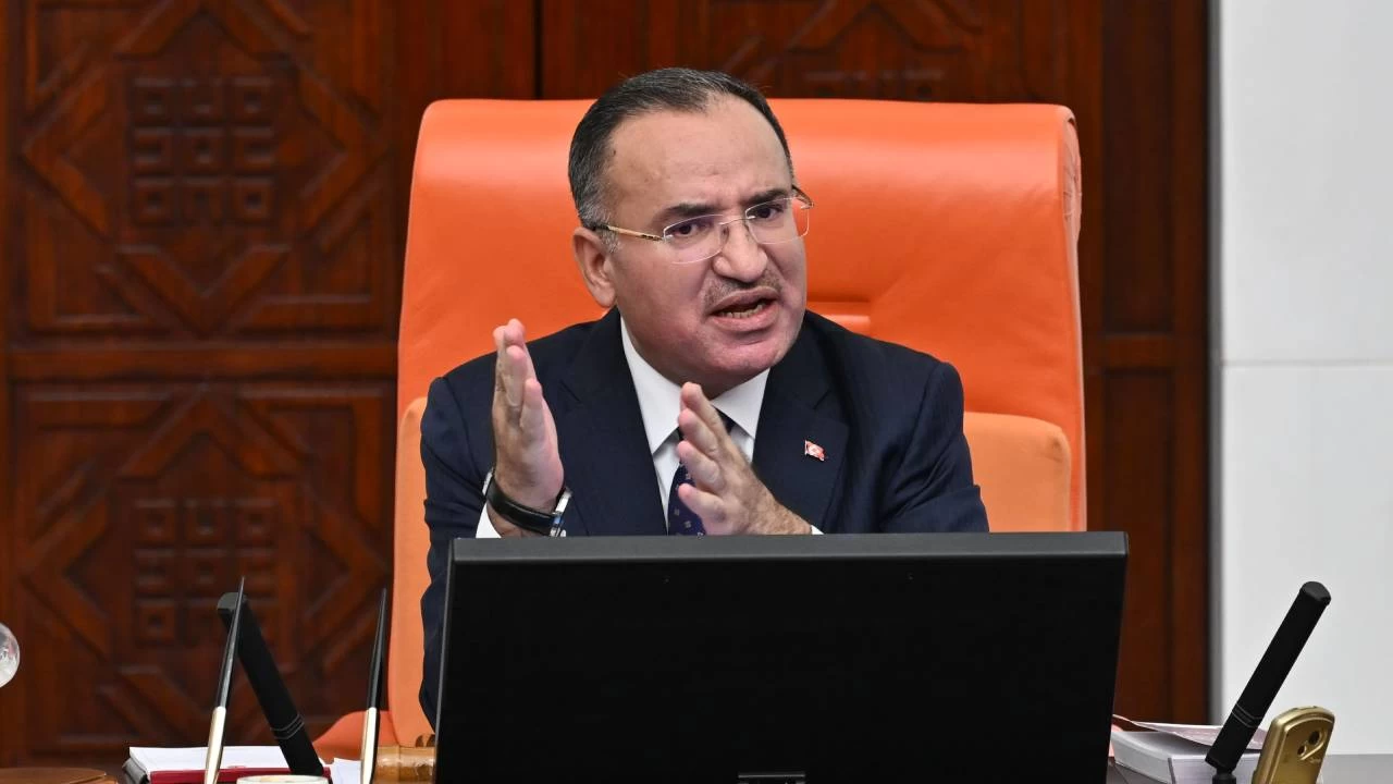 Can Atalay kararını okuturken üstüne anayasa kitapçığı atılan Bekir Bozdağ: Alnım ak, başım dik