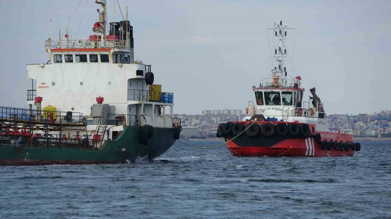 �anakkale Bo�az�'nda karaya oturan tanker kurtar�ld�