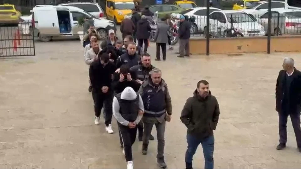 Casperlar liderine "Diplomatik Ka���" operasyonu: Soru�turmada �arp�c� detaylar