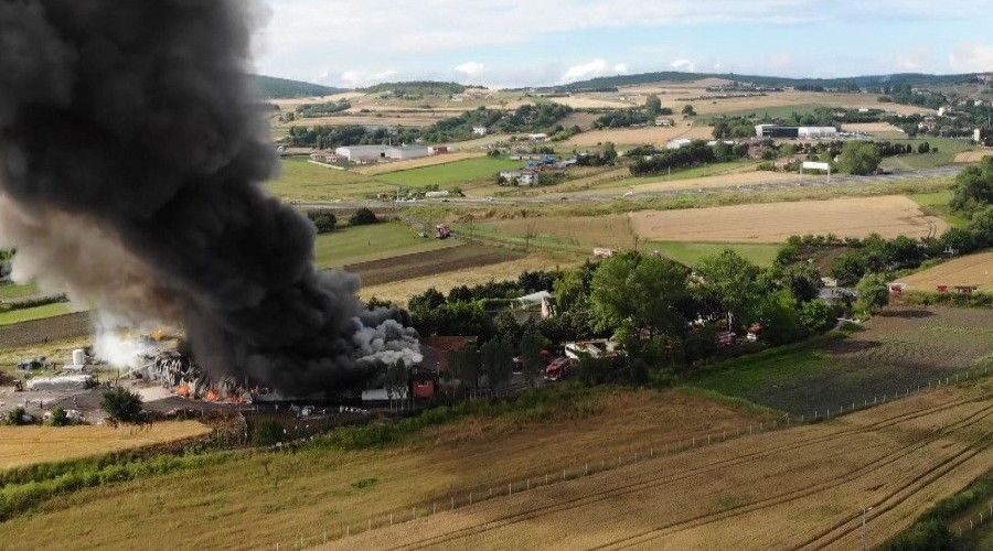 Çatalca'da meyve suyu ürünleri fabrikası alev alev yandı