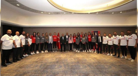 Çavuşoğlu'ndan Filenin Sultanlarına moral ziyareti