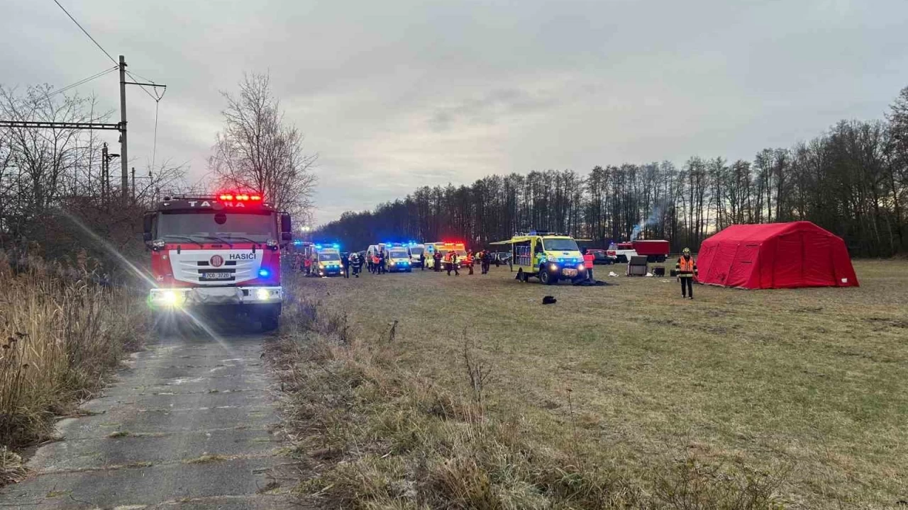 ekya'da iki yolcu treni arpt: 3' ar 57 yaral