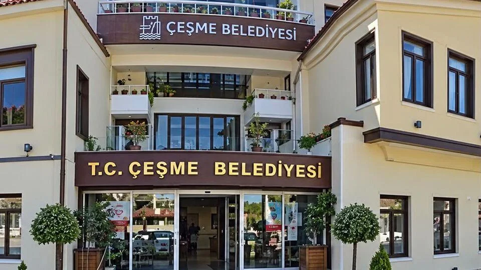 �e�me Belediyesi'ne y�nelik "su� �rg�t� kurma, y�netme ve �ye olma", "r��vet", "irtikap" ve "resmi belgede sahtecilik" su�lar� kapsam�nda y�r�t�len soru�turmada 12 ki�i hakk�nda g�zalt� karar� verildi
