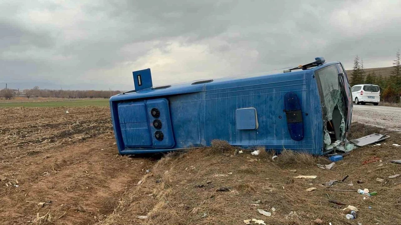 Cezaevi arac devrildi, 14 kii yaraland