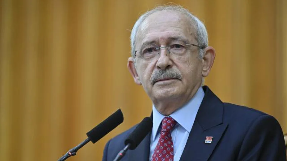 CHP'de Özgür Özel yönetimi, olağanüstü kurultay için toplanan 900'e yakın delege imzasını, bugün CHP Genel Başkanı Kemal Kılıçdaroğlu'na iletecek