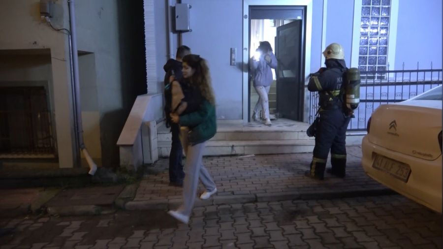 Çıkan yangın mahalleliyi sokağa döktü