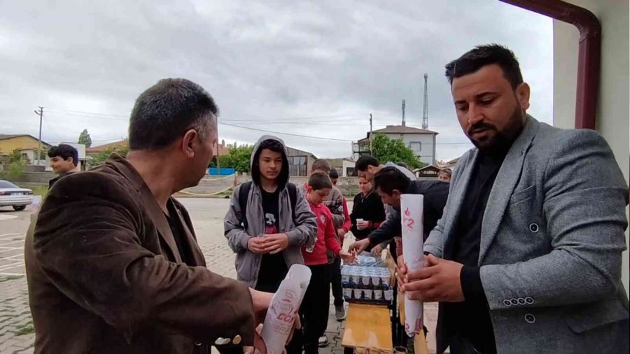 ocukluunda okuduu okuldaki tm rencilere dner ikram etti