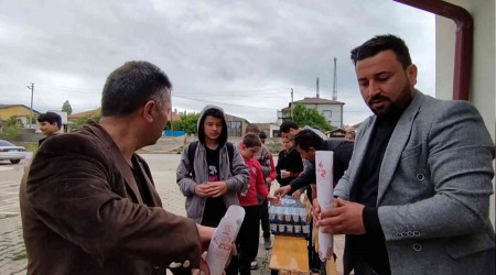 ocukluunda okuduu okuldaki tm rencilere dner ikram etti