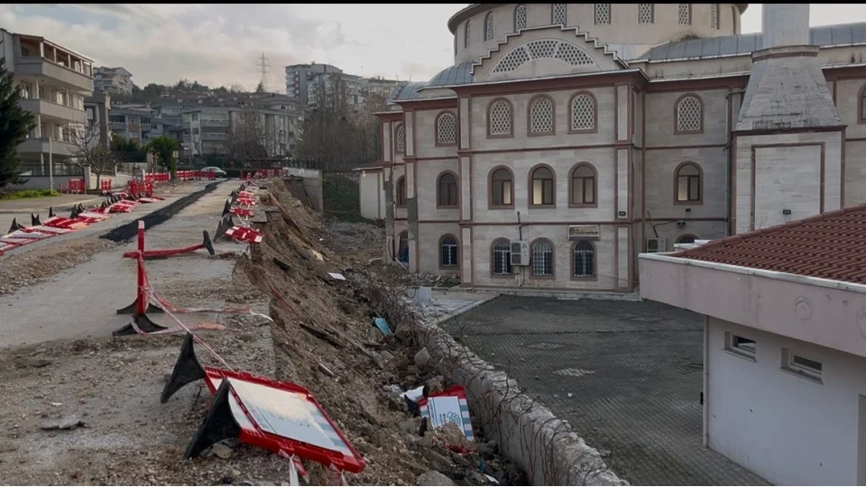 ��ken duvar yolu da camiyi de kapatt�